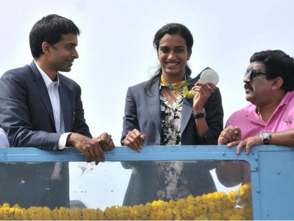PV Sindhu get grand welcome in Hyderabad