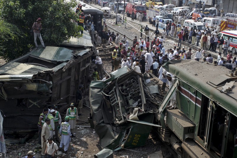 6 lives lost, another 150 hurt in tragic train collision in Pakistan