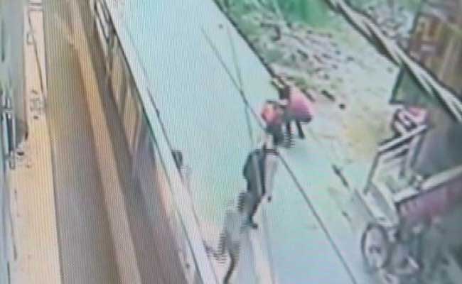 21-Years old Girl Stabbed 30 Times in Day Broad-light in Delhi by Stalker; Incident Caught in CCTV