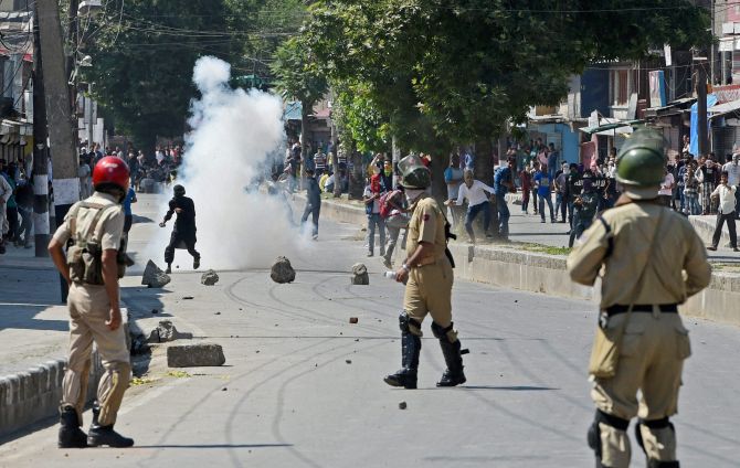 Clashes in Srinagar after the Death of 13 Years old Boy dies in the Pallet gun firing by Security Forces