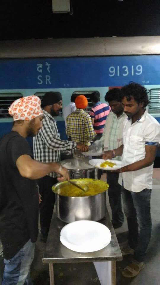 Sikh community serves free meal as "langar" at Railway Station in Mangalore