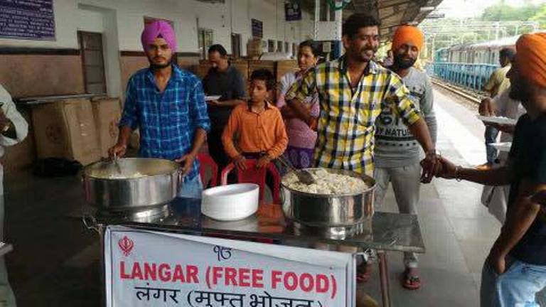 Sikh community serves free meal as "langar" at Railway Station in Mangalore