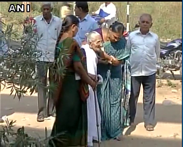 PM Modi's 96-Years Old Mother Gets in Queue to Exchange the Currency, Watch Out