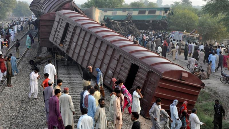 17 people killed and 50 injured after Trains Crashed in Karachi
