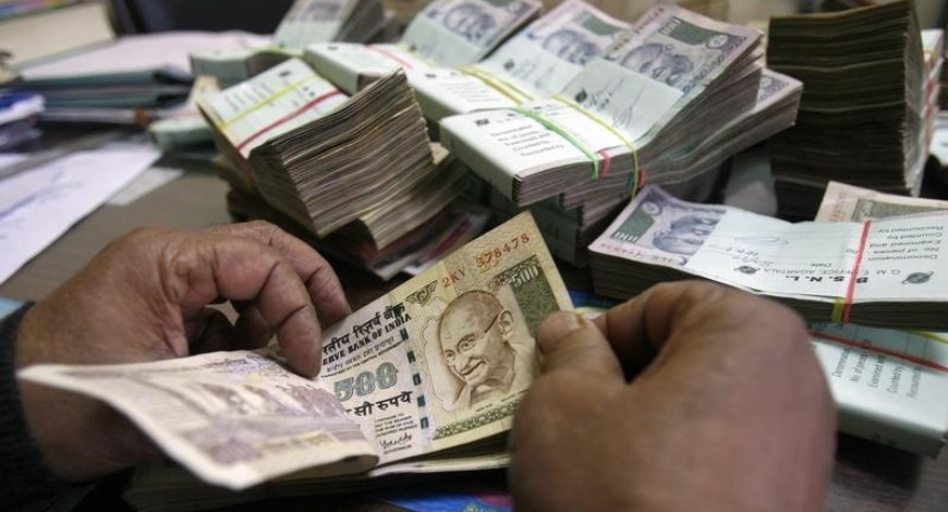 Old notes deposit: Confusion persists, banks refuse to accept deposits exceeding RS 5000