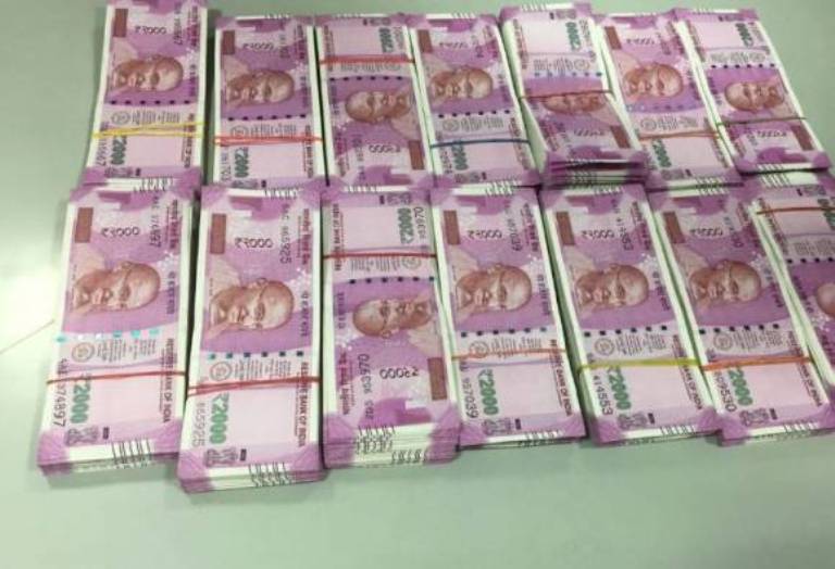 Mumbai Police seizes Rs 10.10 core in old and new currency after intercepting a vehicle