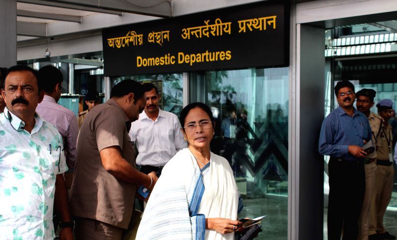 Mamata Banerjee’s flight delayed: The leverage of demonetization had to face West Bengal Chief Minister Mamata Banerjee who is completely against the move of Center government when her flight was delayed.