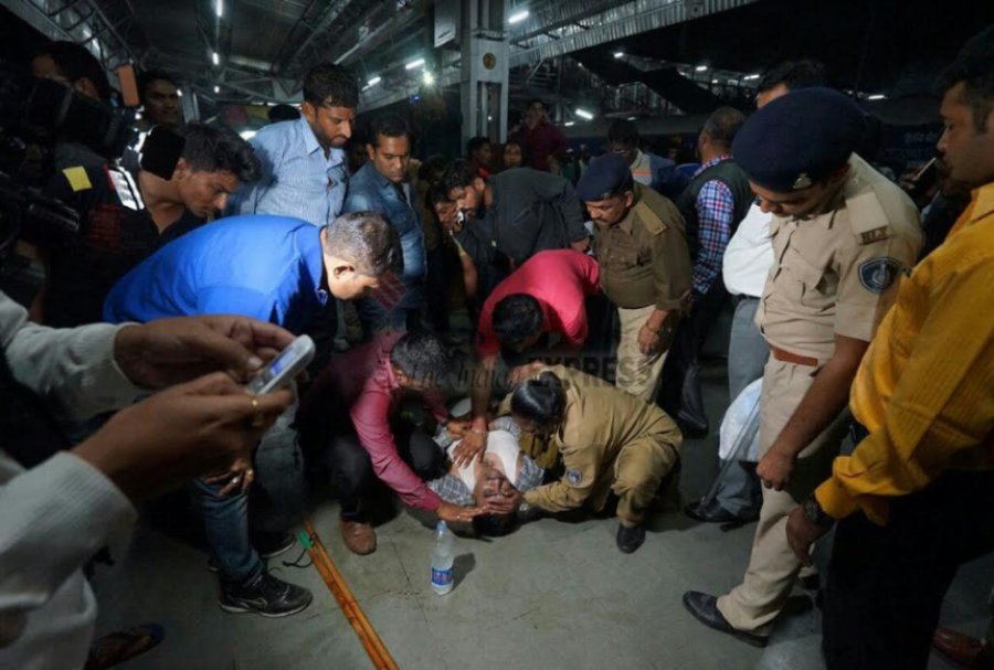 SRK By Rail: One killed and several injured as he reaches at Vadodara Station to promote "Raees"