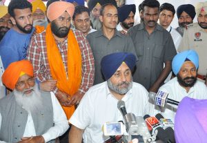 Deputy CM Sukhbir Singh Badal's convoy attacked by Stone-pelters