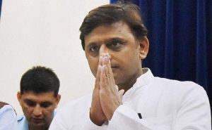 Akhilesh meets Mulayam at his residence despite a feud for party symbol