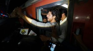 SRK By Rail: One killed and several injured as he reaches at Vadodara Station to promote "Raees"