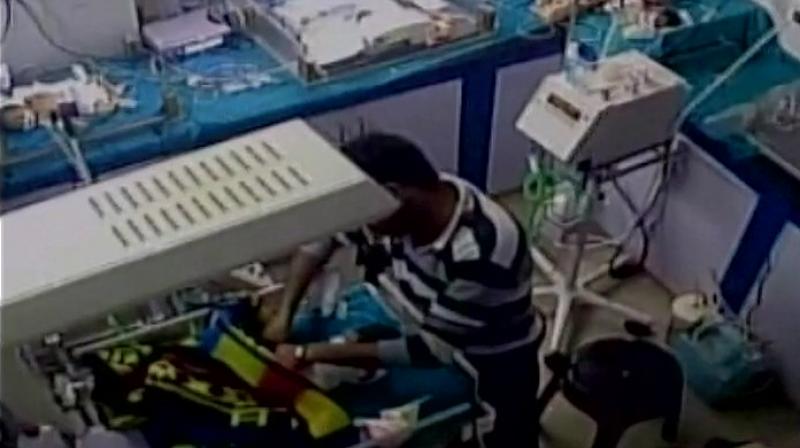 Roorkee Hospital: Ward Boy breaks a leg of three years old baby