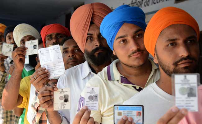 Punjab polls 2017: AAP volunteers to carry spy cameras outside polling booths
