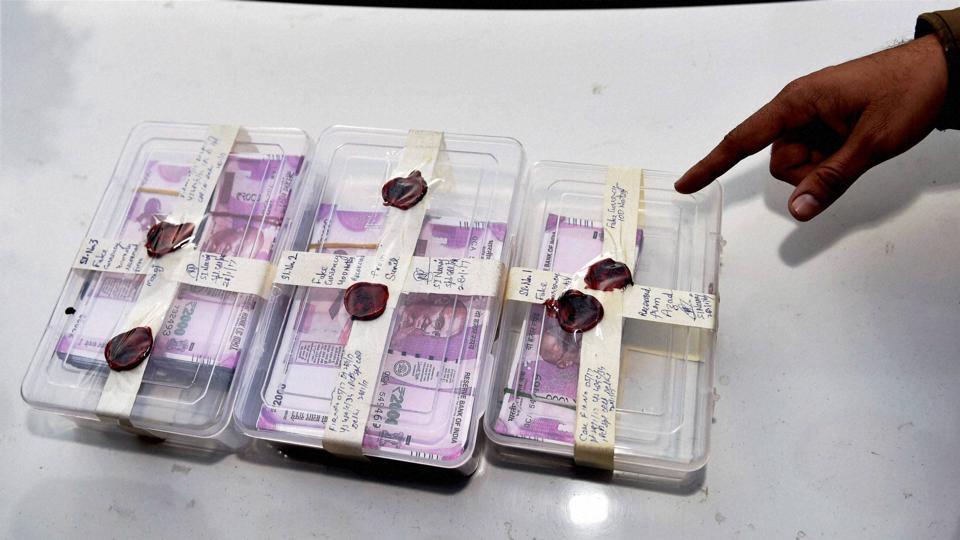 BSF Seized fake notes of RS 2000 worth Rs 2Lakh